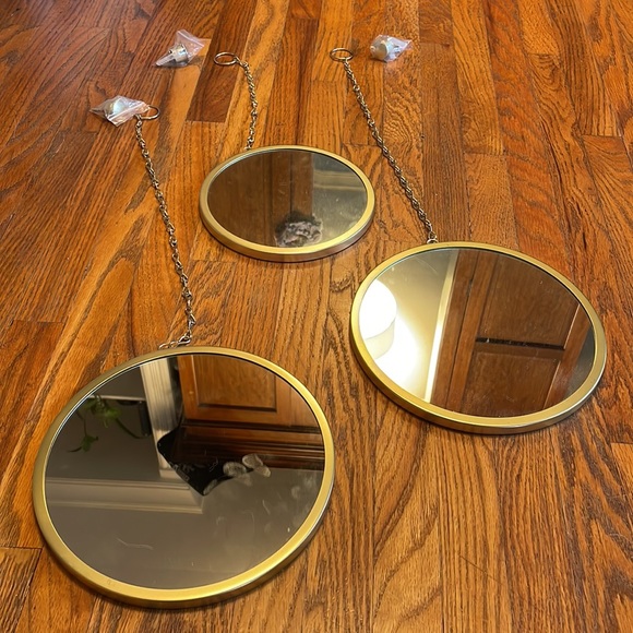 3 different sized gold mirrors on chains - Picture 2 of 5
